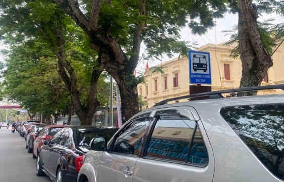 Khi điểm dừng, đón trả khách của xe Bus thành nơi đỗ xe